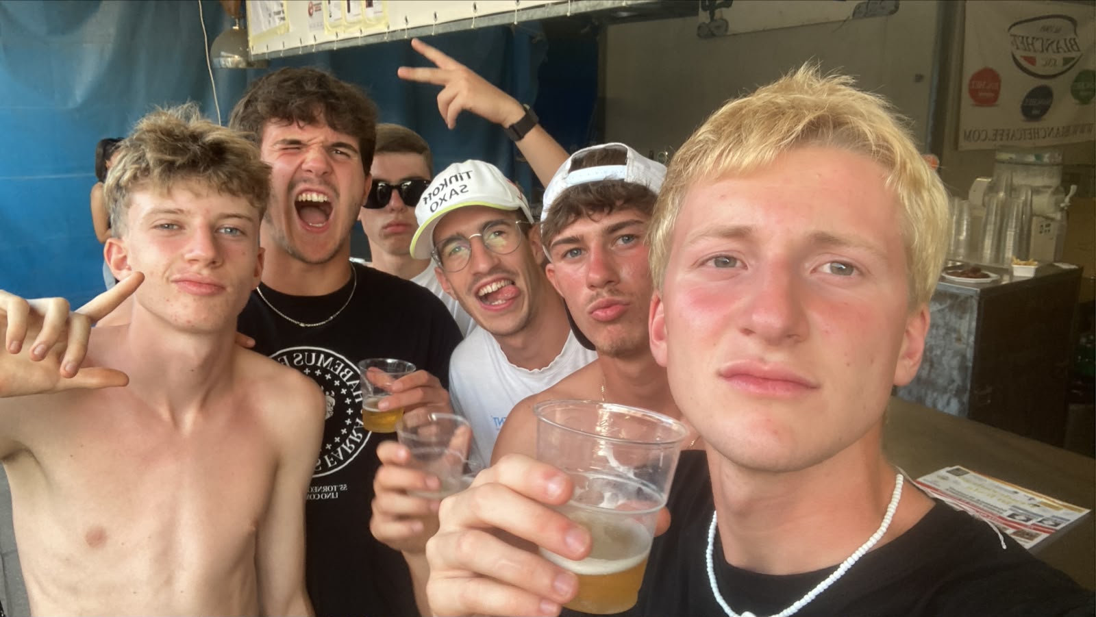 Il gruppo REMAX Giovani festeggia il Trofeo Lino Comiotto sotto il tendone della Sagra di Farra di Mel
