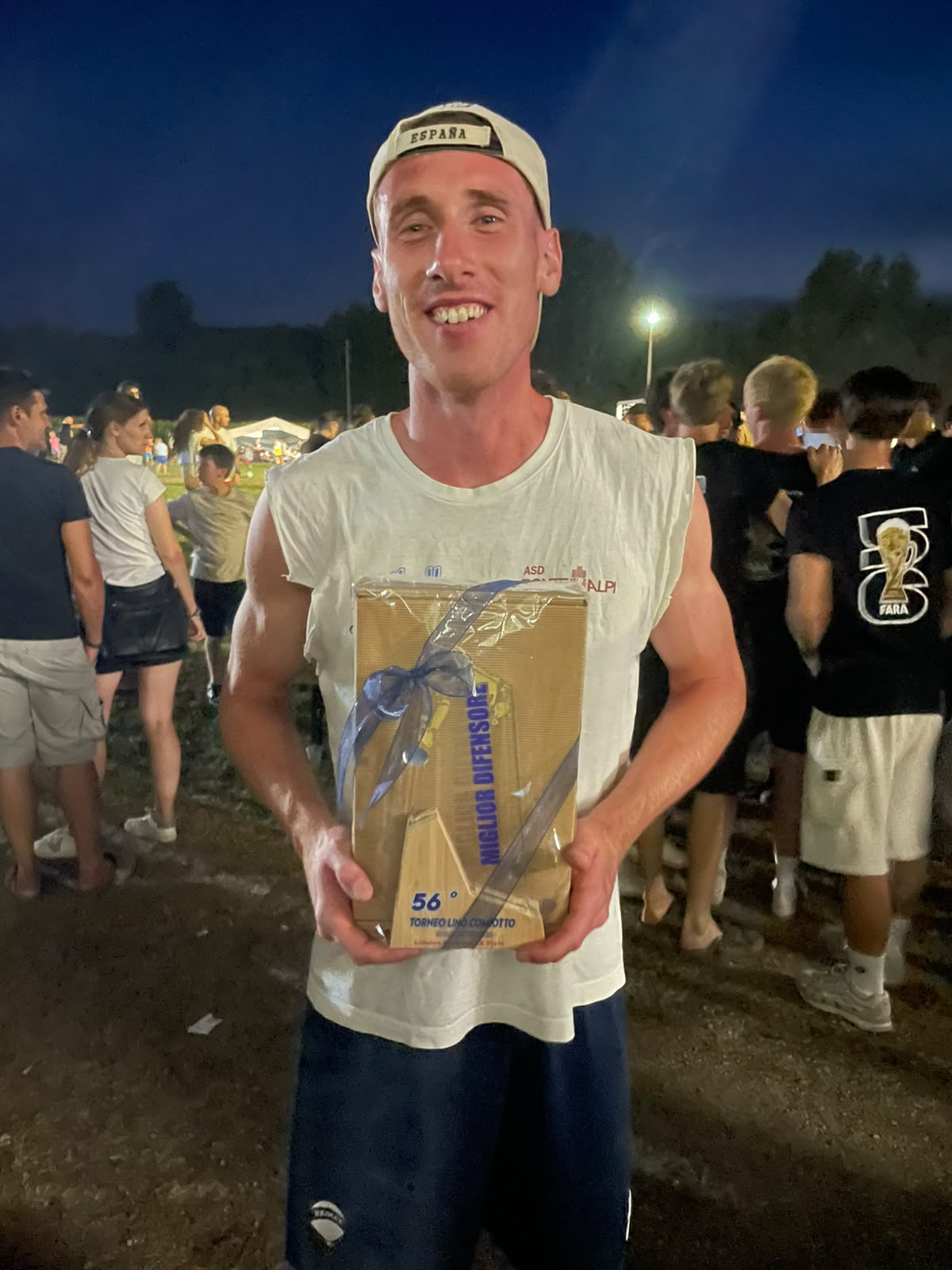 Antonio Ros mostra il premio di miglior difensore del Trofeo Lino Comiotto