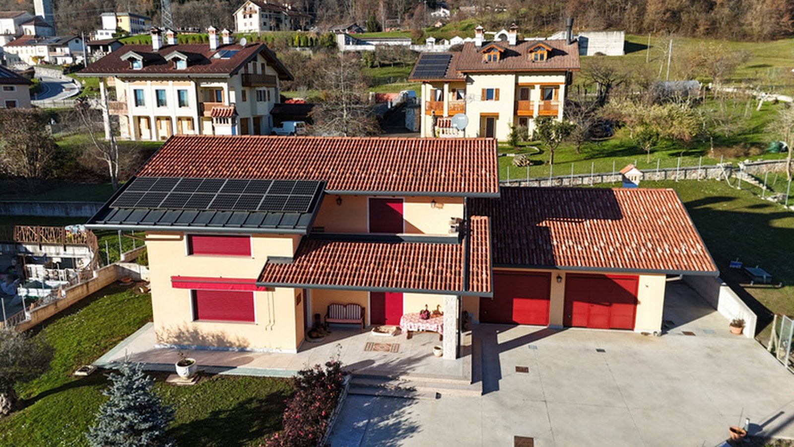 Villa di prestigio in vendita a San Gregorio nelle Alpi, vista aerea con impianto fotovoltaico e ampio piazzale